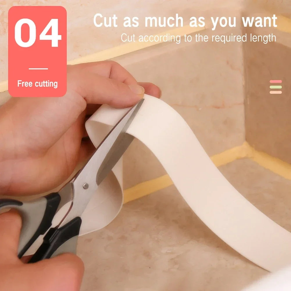 Une main utilise des ciseaux en argent pour couper un rouleau de ruban adhésif scellant waterproof blanc pour projets DIY.