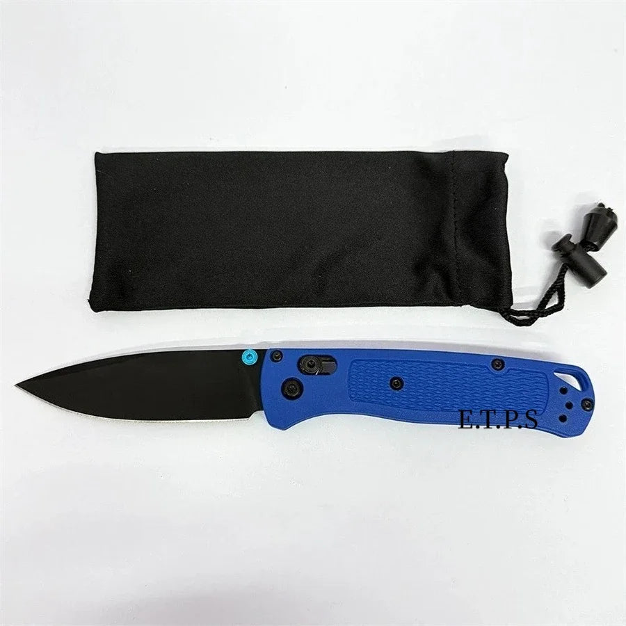 Un couteau de poche pliante noir avec poignée et fourreau bleus, featuring une manchette et un cordon noirs.