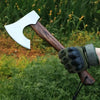 Hache de tomahawk viking forgée à la main, lame blanche et manche en bois foncé, montrée à l'extérieur.