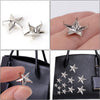 Rivets en étoile argentés utilisés pour vêtements et sacs sur un sac à main en cuir noir.