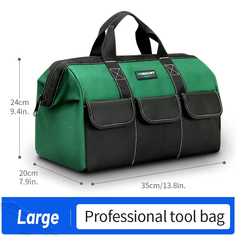 Una gran bolsa de herramientas profesional verde y negra con múltiples compartimentos, vista de lado.