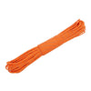 Una cuerda de paracord reflectante naranja brillante, enrollada y dispuesta.