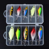 Caja de plástico transparente con un juego de señuelos de pesca para diferentes especies.