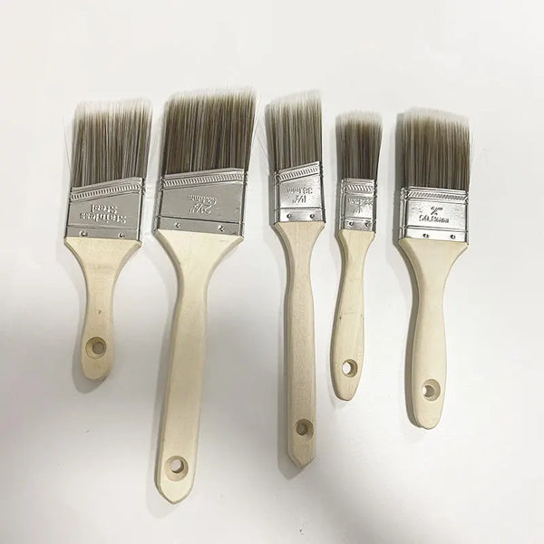 Un juego de cinco pinceles de pintura profesionales con mangos de madera clara y ferrules de metal.