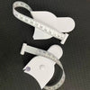 Mètre ruban automatique télescopique blanc avec son ruban flexible et ses composants en plastique.