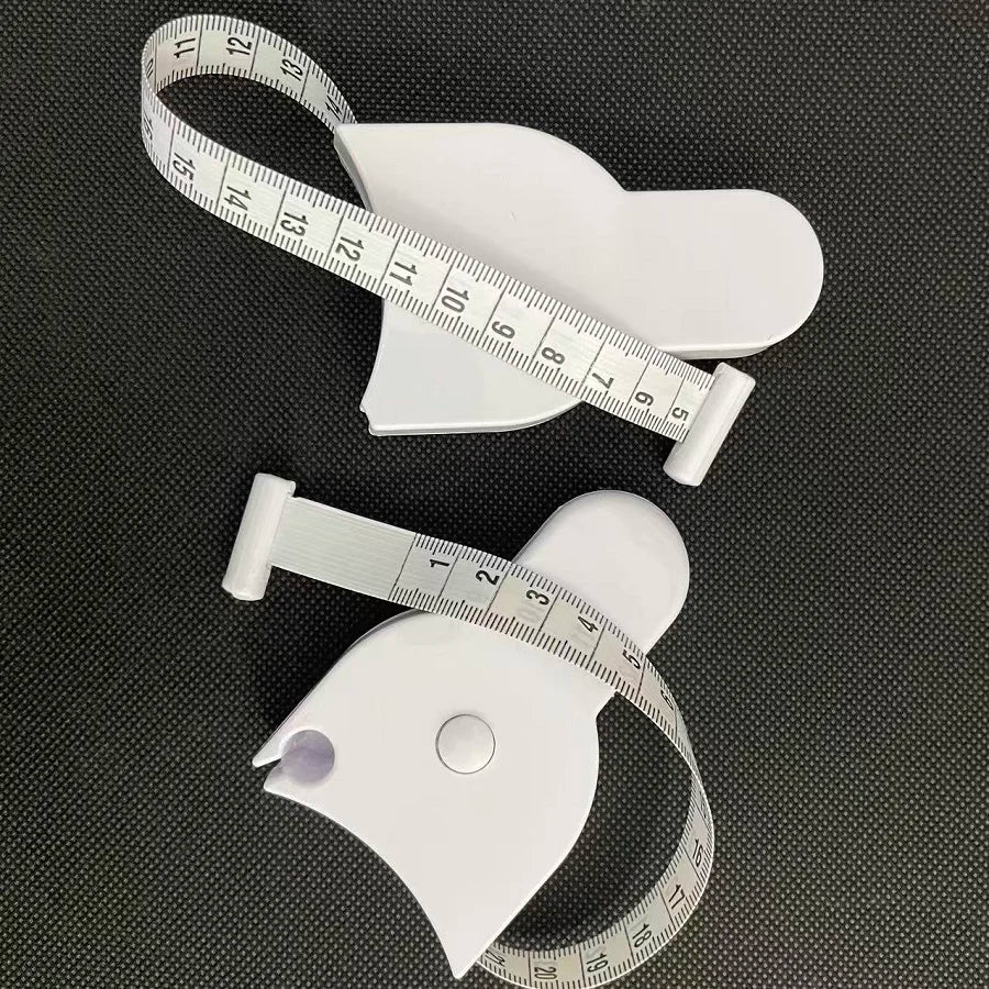 Mètre ruban automatique télescopique blanc avec son ruban flexible et ses composants en plastique.