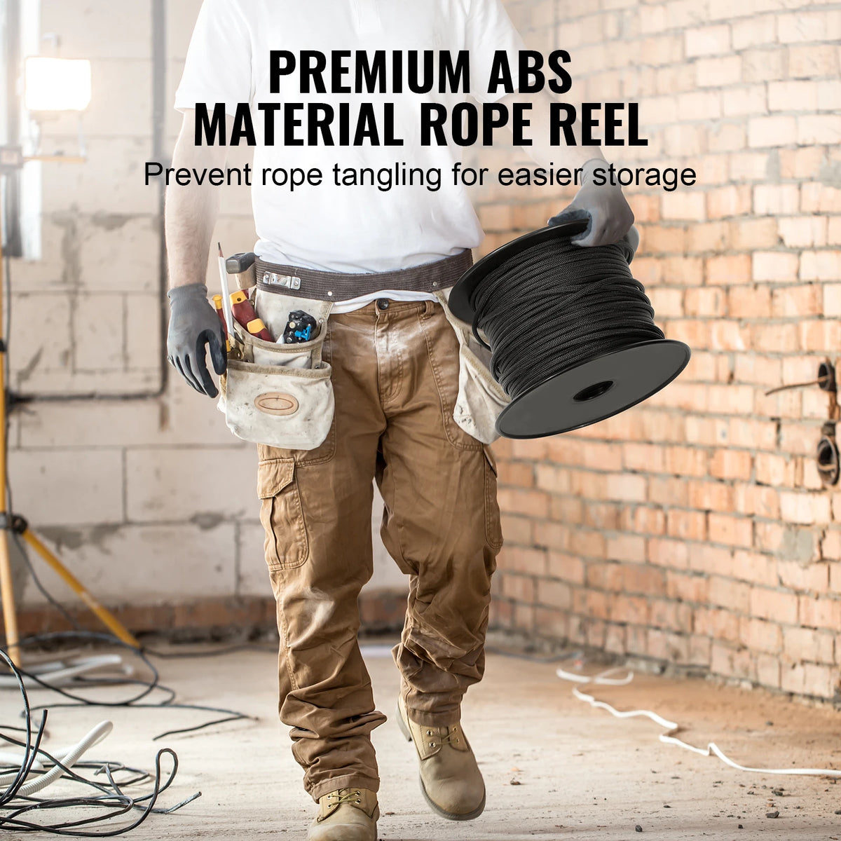 Una persona sostiene un carrete de cuerda de material ABS premium para almacenamiento.