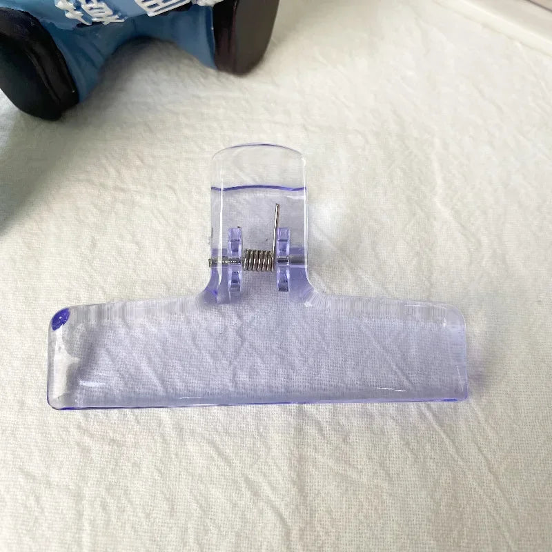 Transparente Acryl-Springclips auf einem klaren Kunststoffstreifen