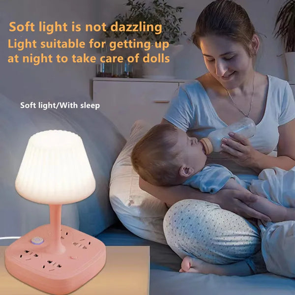 Eine Frau benutzt eine sanfte Lampe mit einem Baby in einem Schlafzimmer.