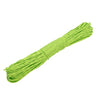Una cuerda de paracord reflectante de color verde lima brillante, enrollada y dispuesta.