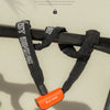 Porte-clés de vélo orange avec sangle noire et clé métallique, montré contre un cadre de vélo.