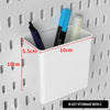 Weiße Aufbewahrungsbox mit Deckel, die drei Stifte auf einem Pegboard-Organizer hält.