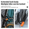 Gros plan sur un cadenas orange et une chaîne de vélo noire avec un pneu, montrant la longueur étendue.