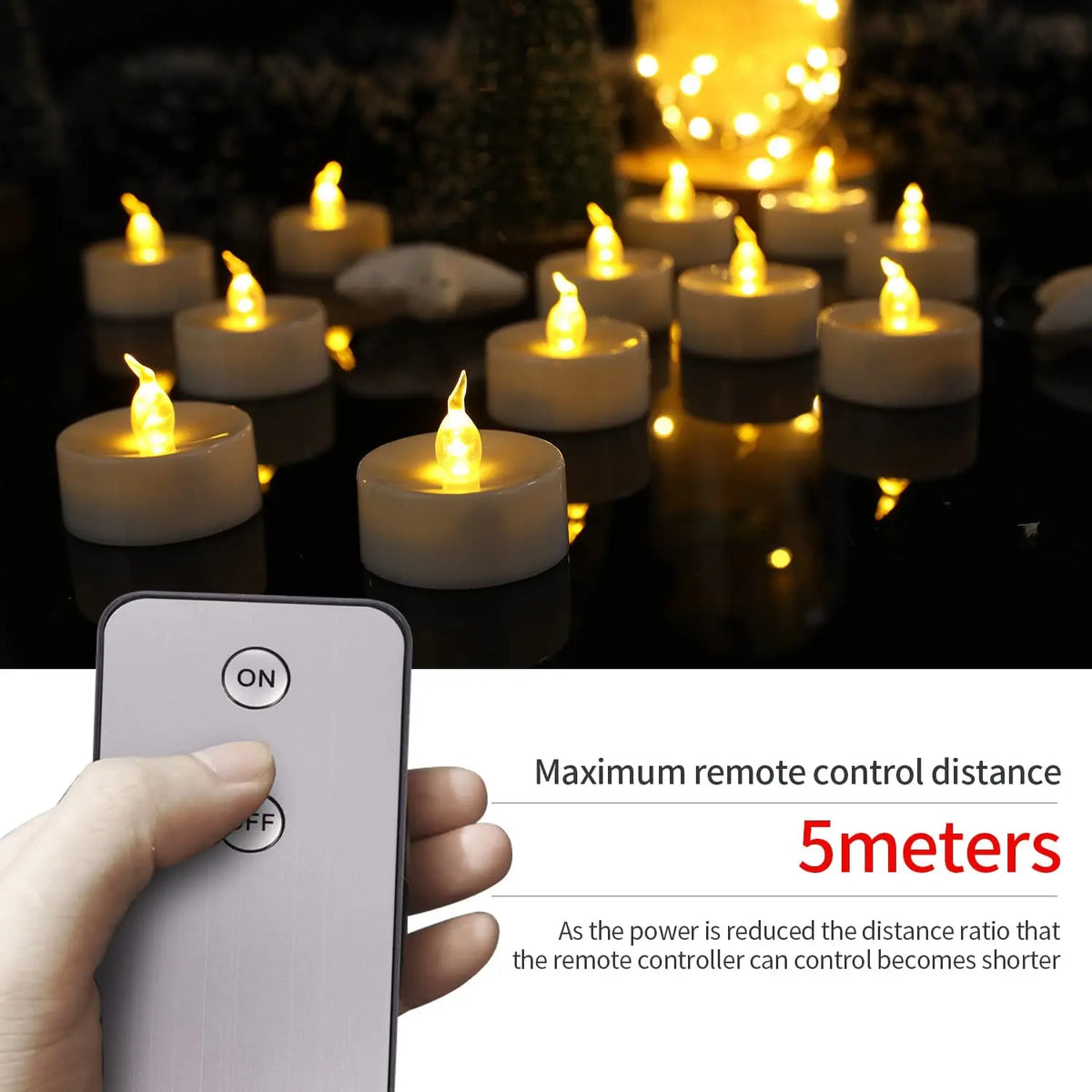 Eine Hand hält ein Smartphone mit einem EIN/AUS-Schalter, verschwommene Lichter und leuchtende Teelichter im Hintergrund.