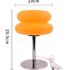 Lámpara de mesilla de noche ajustable estilo crema naranja con base y cable plateado.