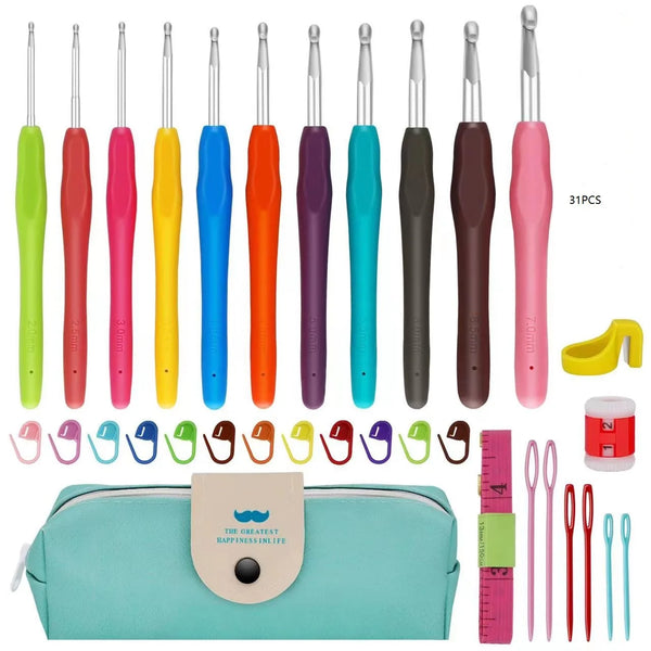 Ein Set von 31 ergonomischen Häkelhaken in verschiedenen Farben und Größen, präsentiert neben einer tealfarbenen Reißverschlu
