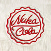 غطاء زجاجة بإضاءة نيون حمراء للديكور الجداري يحمل نص 'Nuka Cola' داخل إطار متموج.