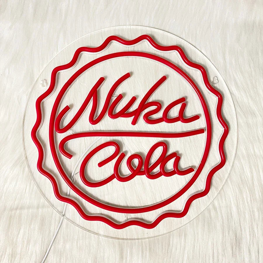 غطاء زجاجة بإضاءة نيون حمراء للديكور الجداري يحمل نص 'Nuka Cola' داخل إطار متموج.
