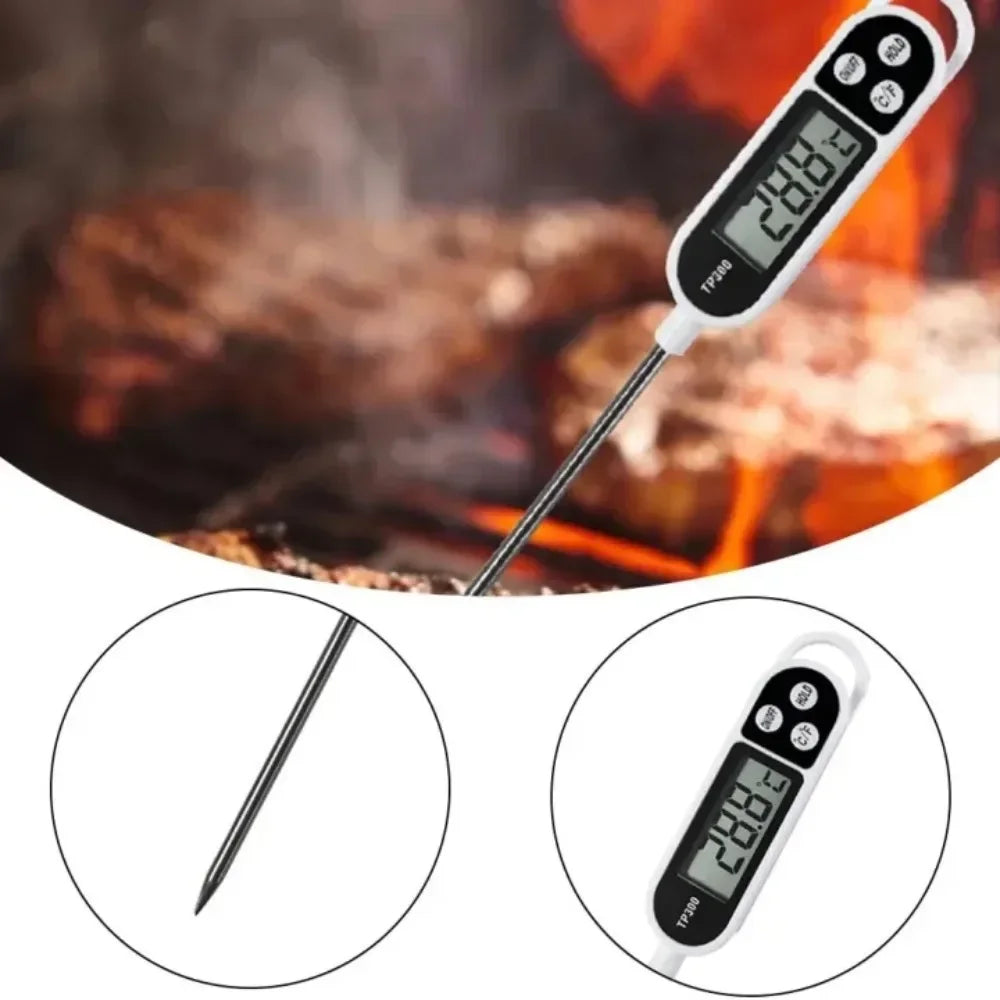 Thermomètre numérique à viande et aliments avec une sonde longue mesurant la température au-dessus d'un feu.