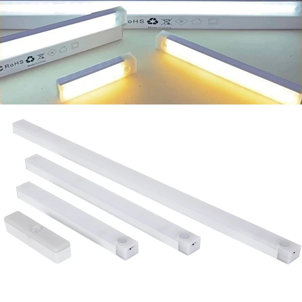 Ein weißer LED-Kabinenlichtstab und ein separates weißes Lichtband sind auf einer Oberfläche zu sehen.