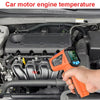 Une main tient un thermomètre infrarouge numérique orange mesurant la température d'un moteur de voiture.