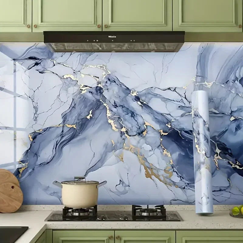 Marmormuster-Wanddekale mit blau-weißem Marmor und goldener Aderung über einem Küchenherd.