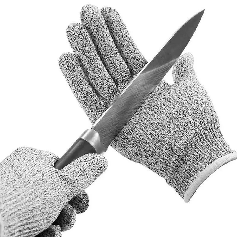 Eine Hand trägt einen grauen Schutzhandschuh und hält ein scharfes Messer.