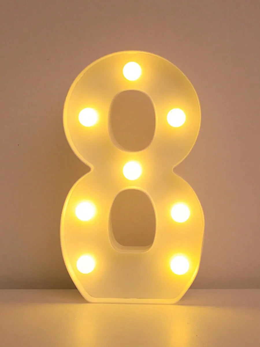 Luz nocturna de letra y número LED brillante con forma de 8, iluminando el contorno con luz amarilla brillante.