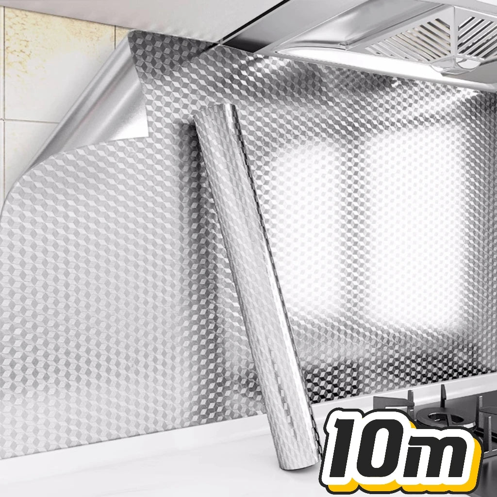 Aluminiumfolien-Wandsticker auf einer Küchen-Spüle, Nahaufnahme des strukturierten silbernen Materials.