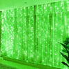 Guirnalda de luces LED verde brillante iluminando una ventana o telón de fondo.