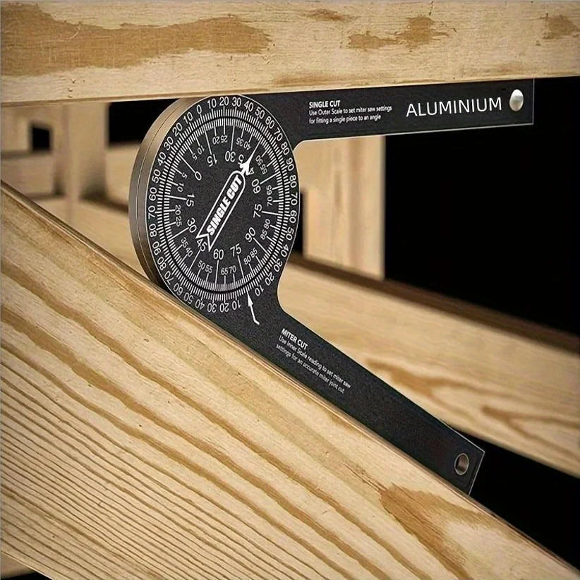Régulateur d'angle d'une scie à onglet laser noire, montré sur une surface en bois.