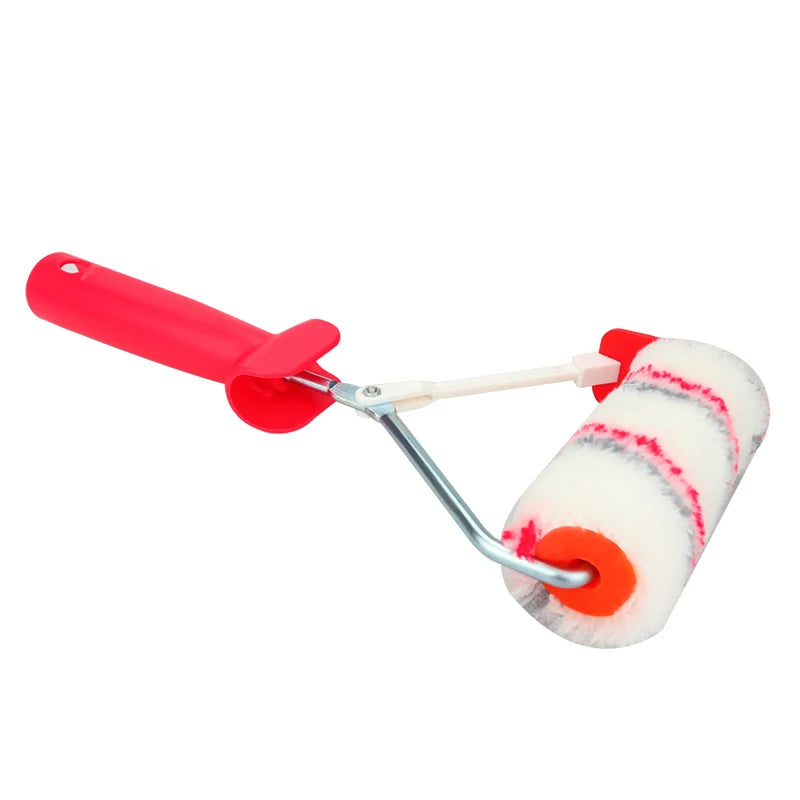 Set aus roter Farbeimerbürste mit Griff und weiß-roter strukturierter Eimer.