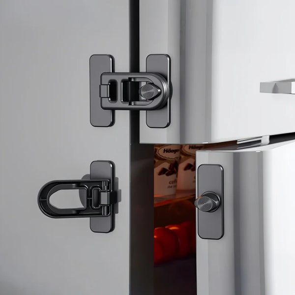 Primer plano del mecanismo de cerradura de una puerta de refrigerador moderna plateada.
