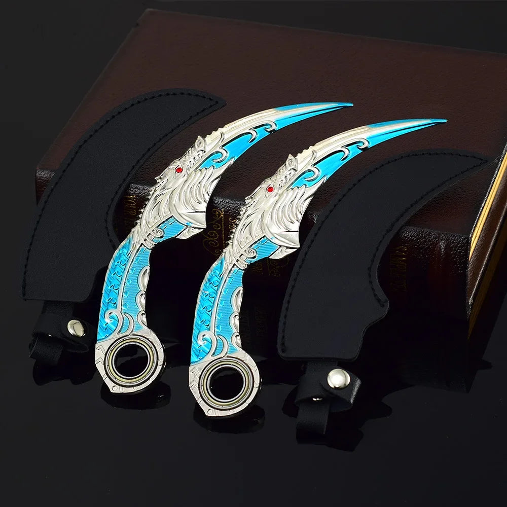 Ein Paar silberne Drachenklauen-Modellmesser mit blauen Akzenten, präsentiert in einer dunkelbraunen Lederbox.