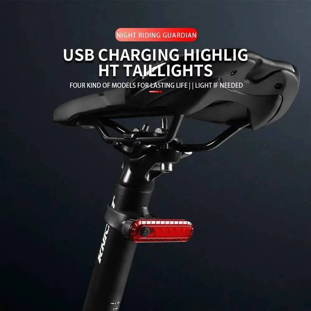 لقطة مقربة لمقود دراجة سوداء مزود بمصباح أمامي وخلفي بشاحن USB مدمج.