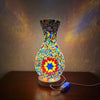 Lámpara de mesa de cristal con un vibrante diseño de mosaico de piezas de vidrio coloridas.