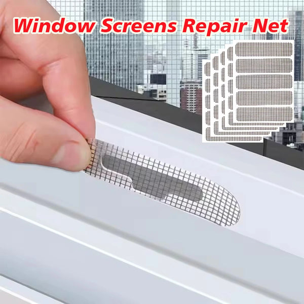 Eine Hand appliziert ein Reparaturnetz auf einen weißen Fensterrahmen.