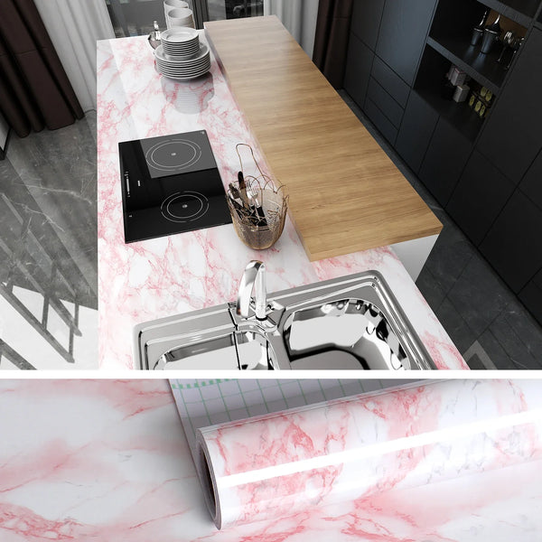 Pinker Marmor-Kontaktpapier ausgebreitet auf einer Oberfläche für DIY-Dekoration