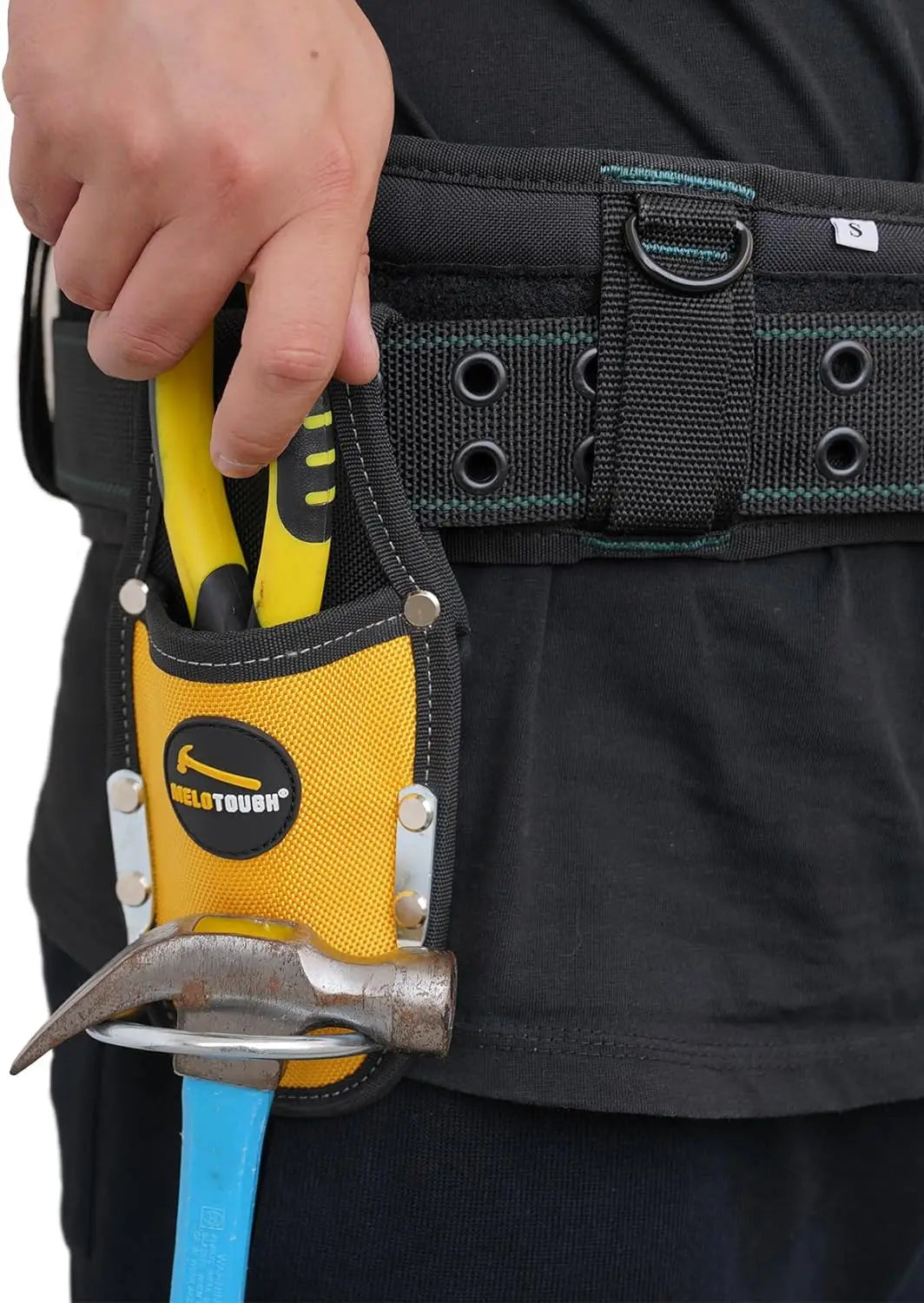 Eine Hand hält eine gelbe Werkzeugtasche mit einem Metallschlüssel an einem schwarzen schweren Werkzeuggurtorganizer.