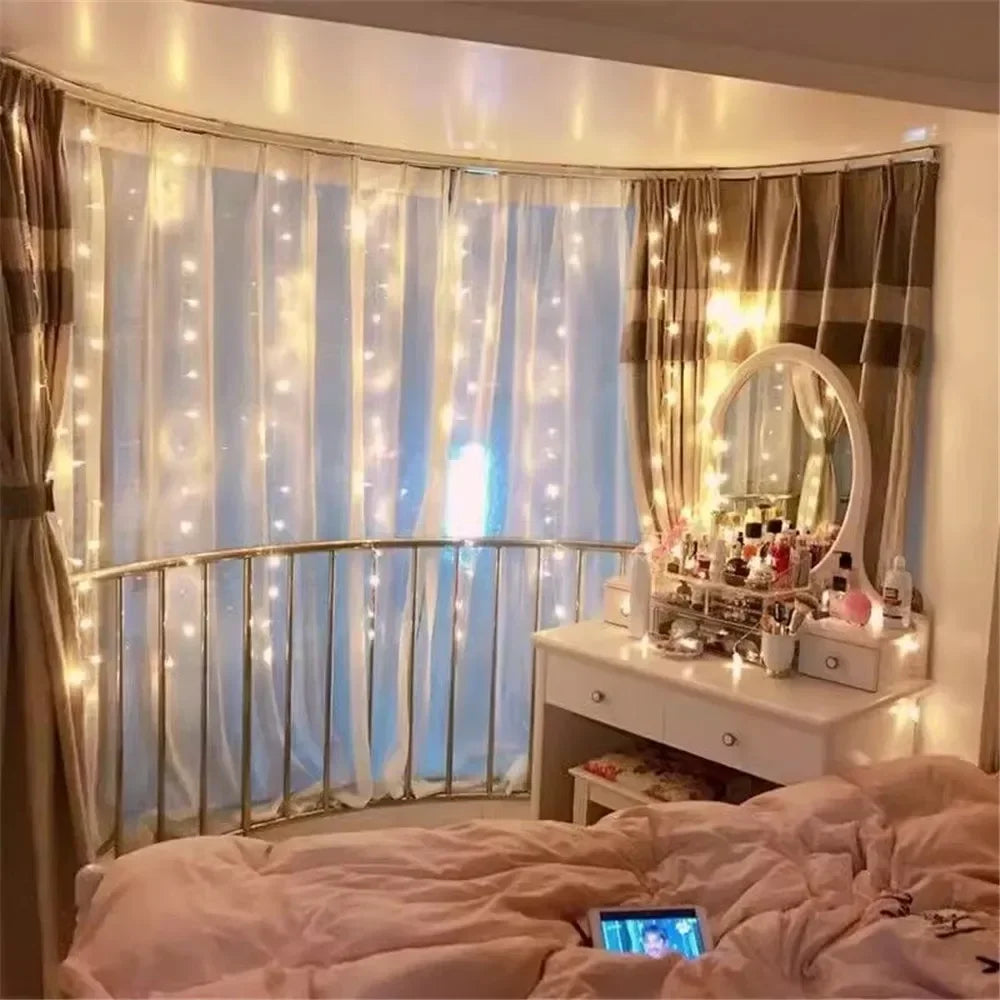 USB-LED-Vorhanglichter, die ein Fenster mit durchscheinendem Stoff und einem goldenen Geländer beleuchten.