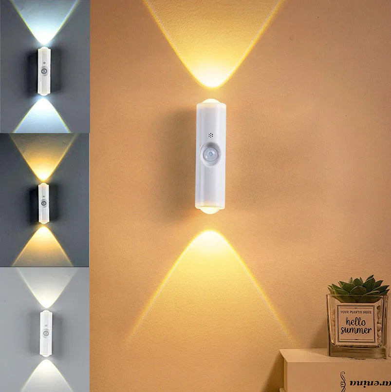 Ein weißer Bewegungssensor-LED-Nachtlicht wird an einer beigen Wand montiert und beleuchtet einen dreieckigen Lichtstrahl.