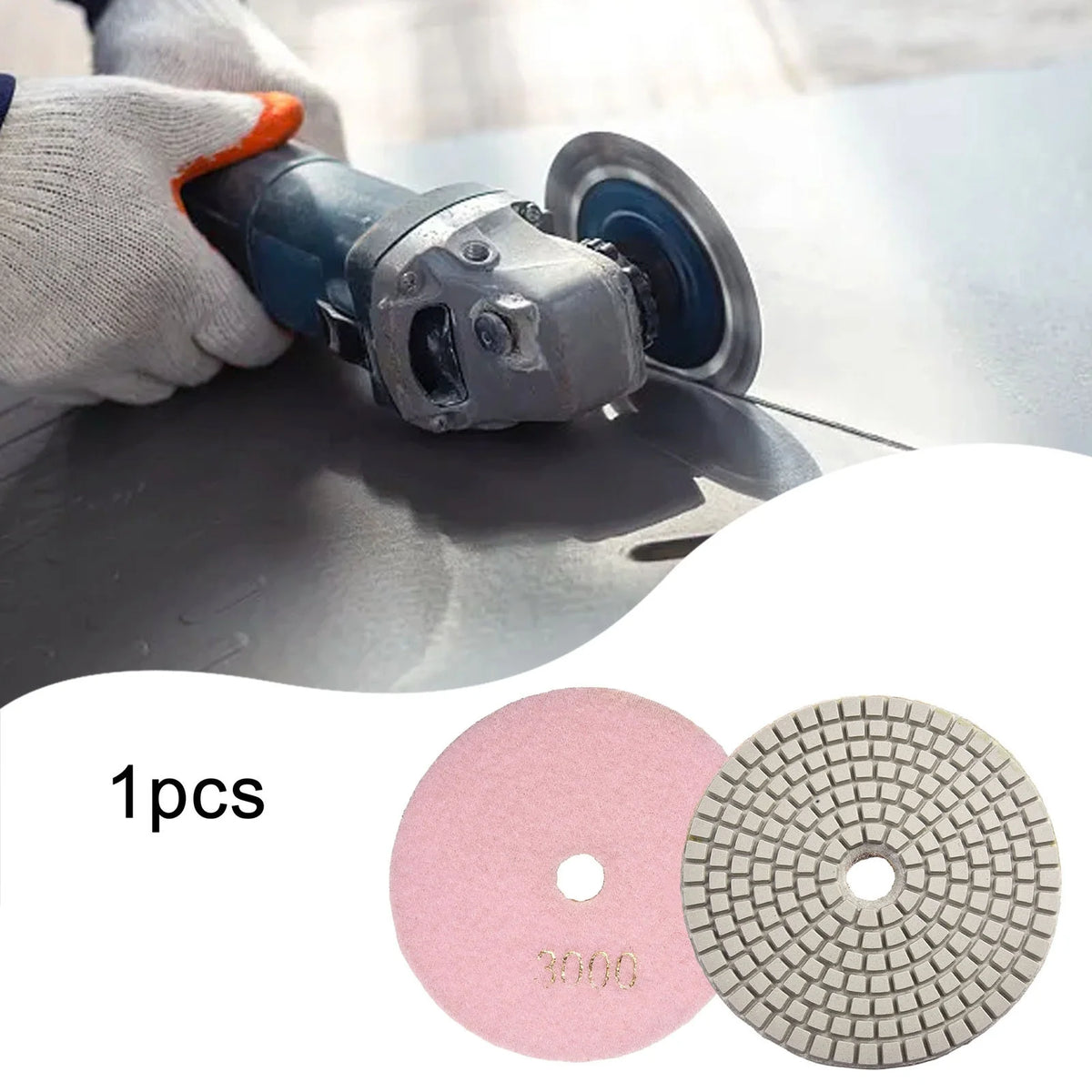 Eine Hand benutzt eine Diamantpolierpad auf einer Steinoberfläche, mit zwei runden Pads darunter.