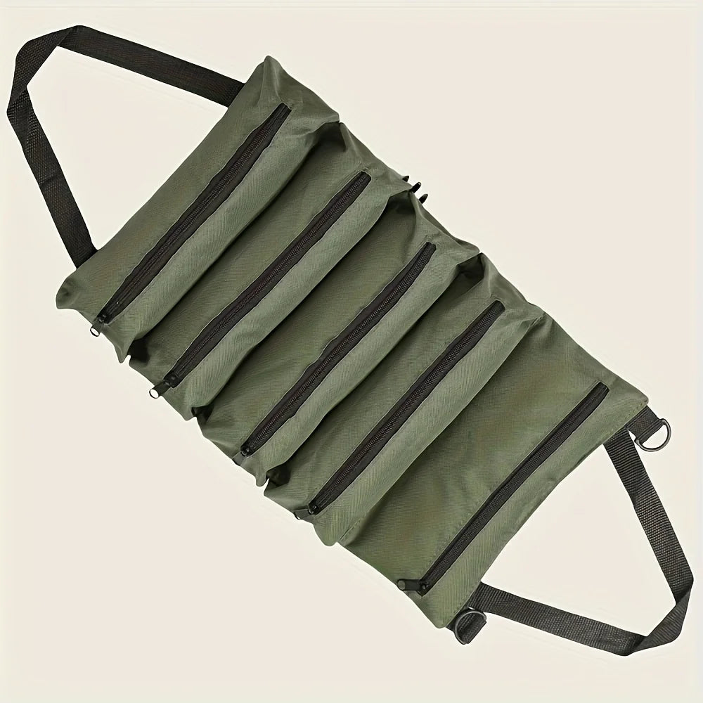 Olivgrüne tragbare Werkzeugtasche mit Multi-Fächern und schwarzen Riemen, diagonal dargestellt.