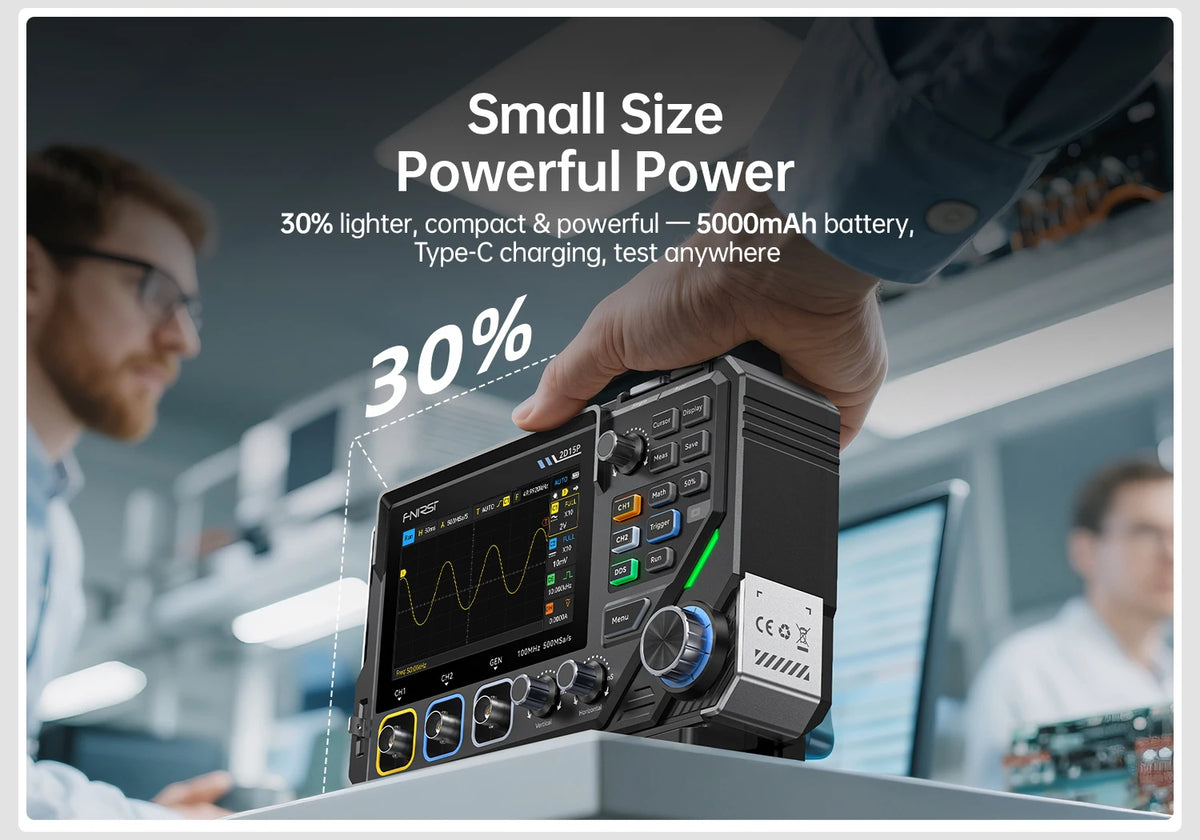 Eine Hand hält ein kleines digitales Oszilloskop-Multimeter mit schwarzem Gehäuse und Display in einem professionellen Labor.