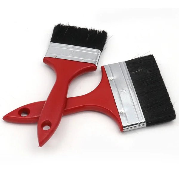 Set de pinceles rojos con pincel plano y pincel de abanico, con ferrules metálicas plateadas.