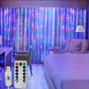 Escena de dormitorio con cama e iluminación de luces LED moradas en forma de guirnalda