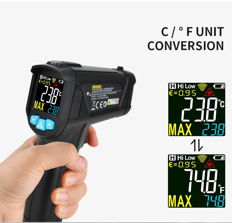 Una mano sostiene un termómetro digital infrarrojo negro mostrando la conversión de temperatura de Celsius a Fahrenheit.