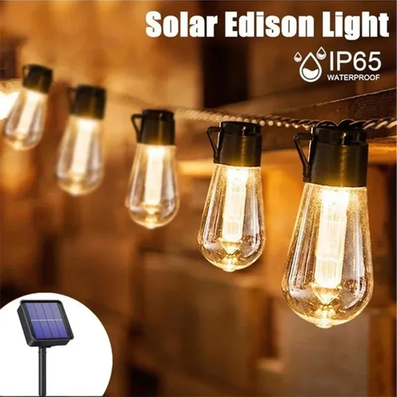 Eine Reihe von Solarlampen hängt in einer Holzumgebung, mit einem separaten Solarpaneel darunter.