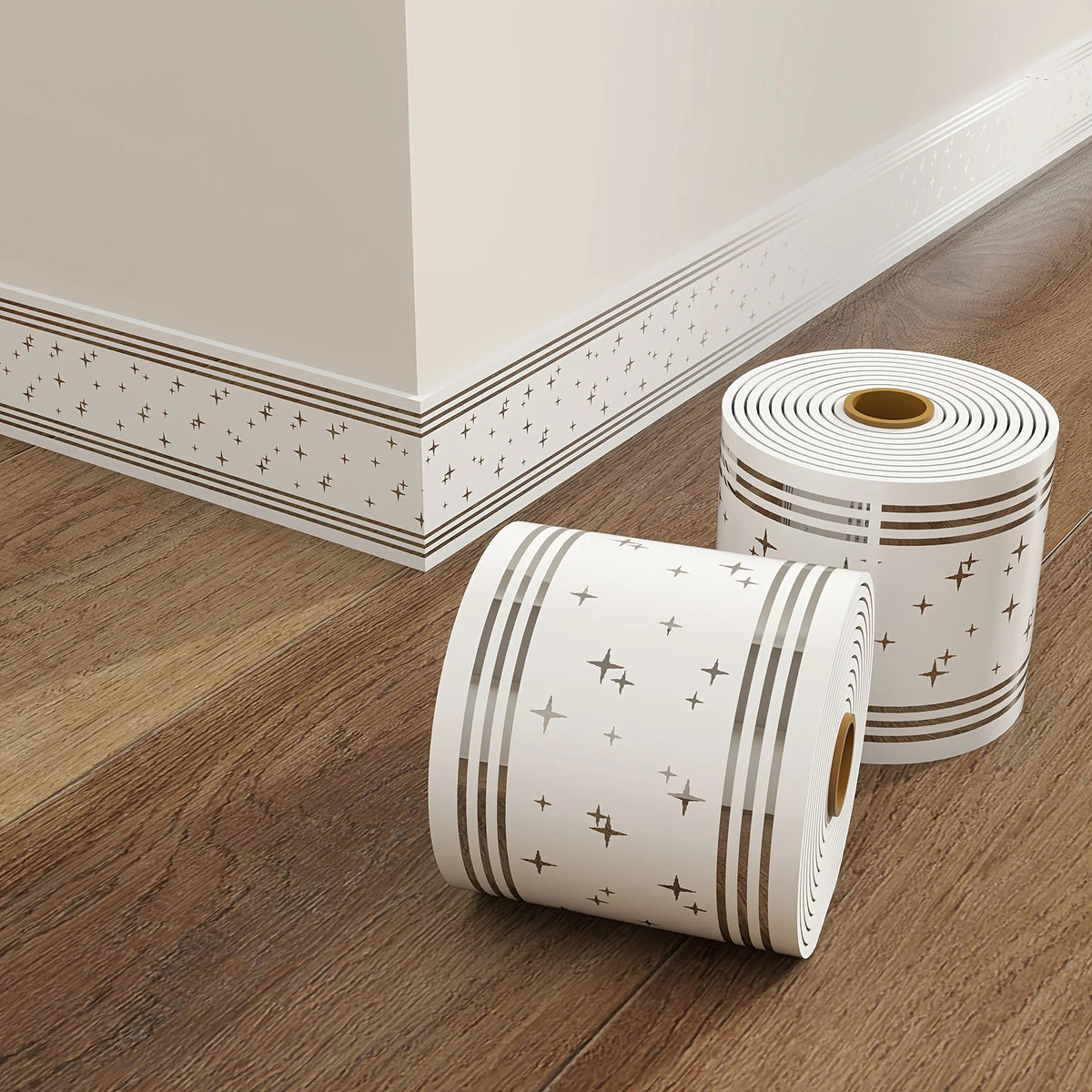 Rouleau de bande décorative auto-adhésive pour mur avec un motif géométrique subtil sur un plancher en bois.