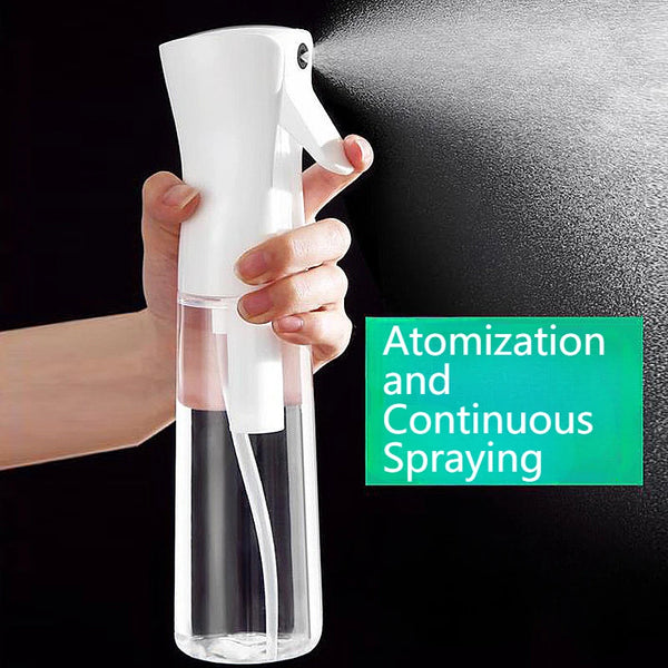 Eine Hand hält eine klare Flasche mit weißer Pumpe, die Atomisierung und kontinuierliches Sprühen demonstriert.